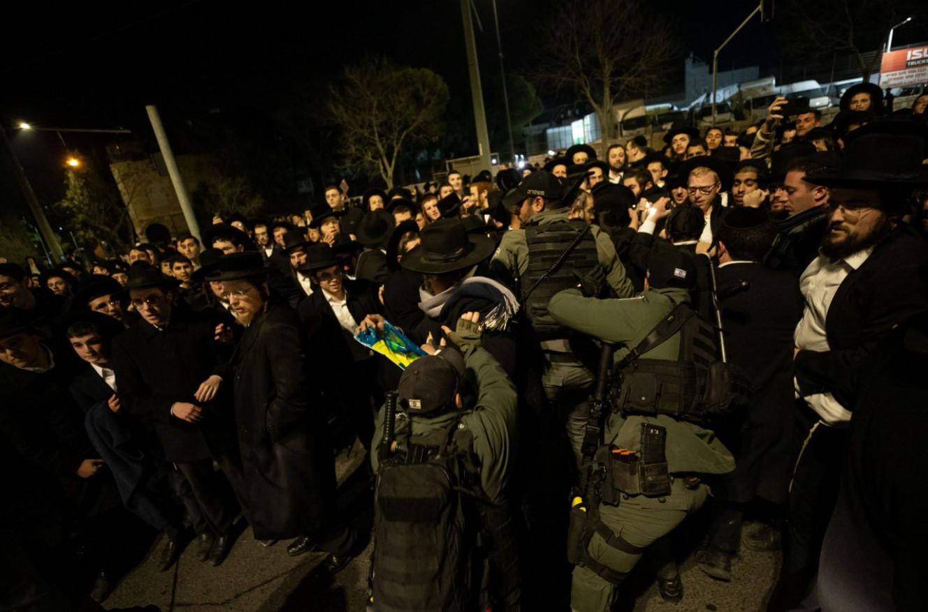 Ultra-Ortodoks (Haredi) Yahudilerden bir kişinin İşgal rejimi tarafından gözaltına alınması Kudüs'te protesto edildi.