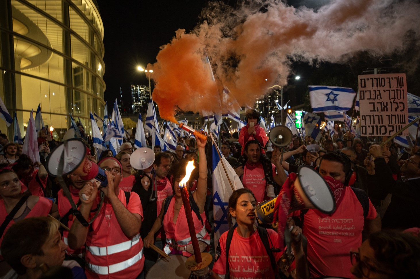 İşgal rejiminde Bünyamin Netanyahu hükümetinin, yargının yetkilerini kısıtlayan yasal düzenlemelerine karşı "sivil itaatsizlik günü" kapsamında, ülke genelinde kitlesel protestolar gerçekleştiriliyor.