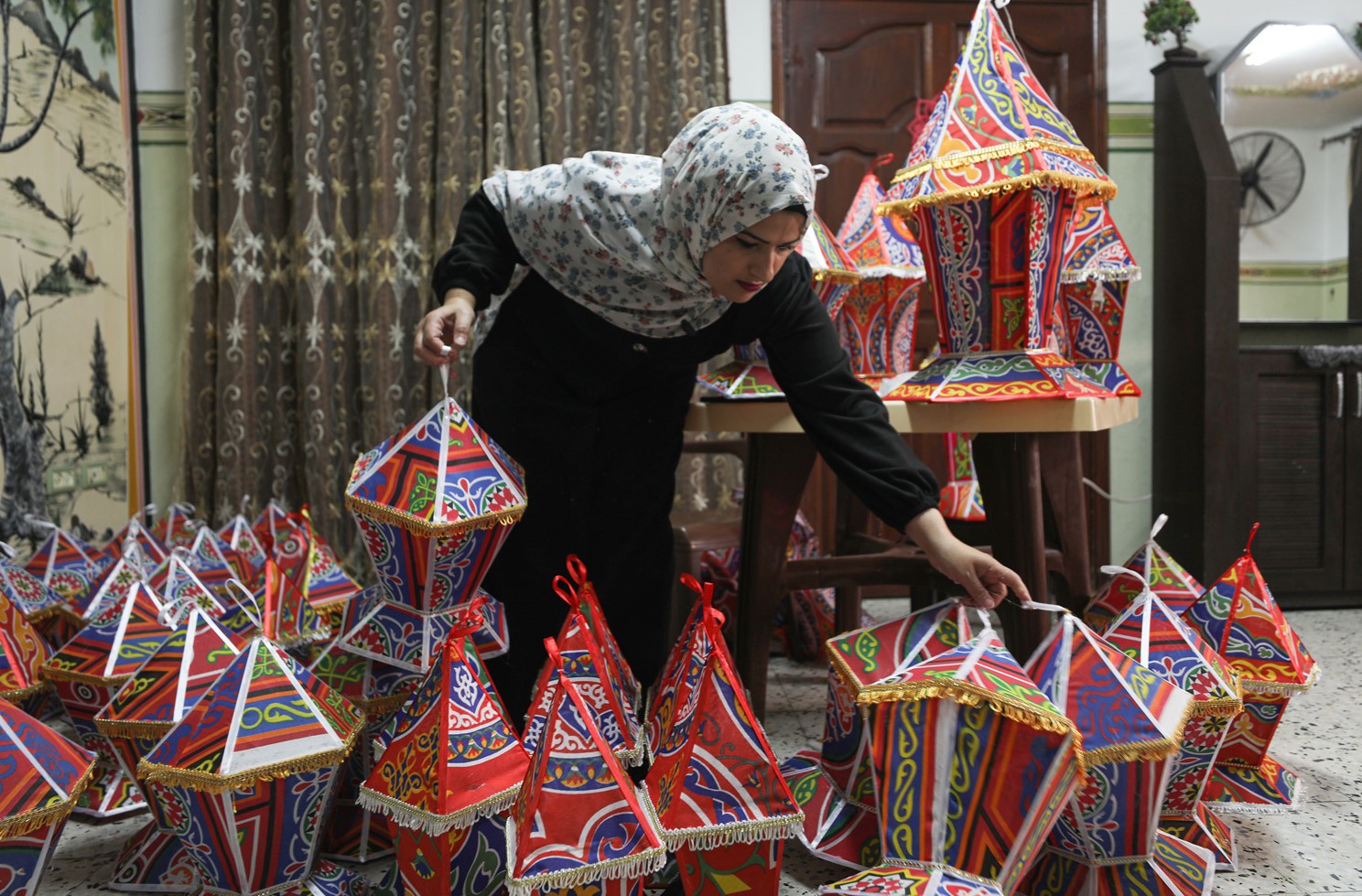  İşgal rejimi ablukası altındaki Gazze Şeridi'nde bazı aileler, Ramazan ayının önemli simgelerinden "Ramazan Feneri (Fanus)" yapımına hummalı bir mesai harcıyor.

Ramazan fenerleri, birçok Arap ülkesinde bu mübarek ayda sokakları süsleyen, evlere renk katan yaygın bir gelenek haline geldi.