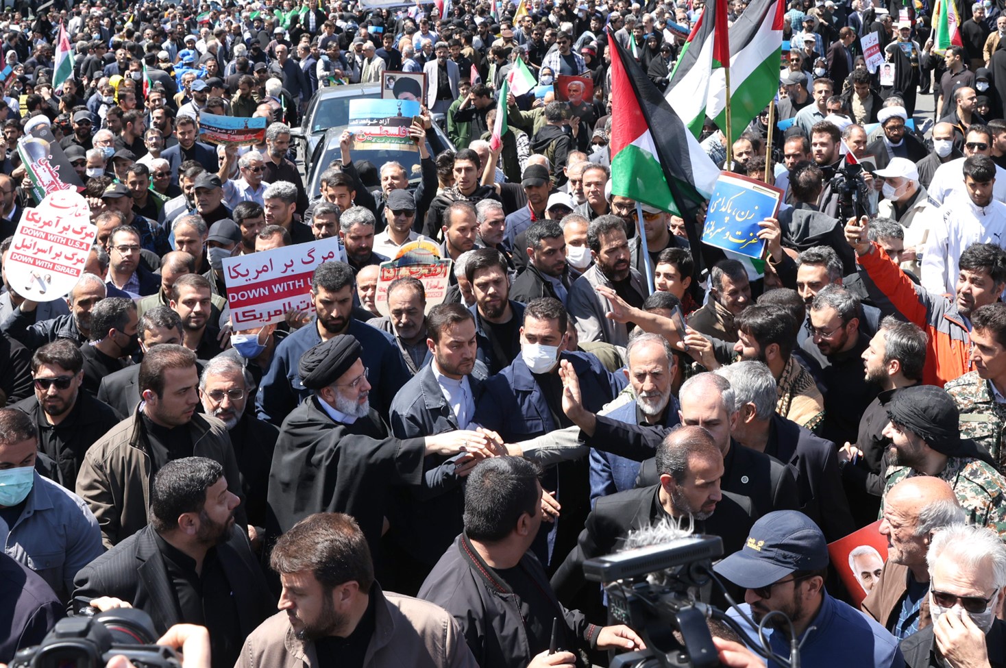 İran'da "Dünya Kudüs Günü" etkinlikleri kapsamında başkent Tahran'da bir araya gelen yüzlerce kişi, yürüyüş düzenledi.