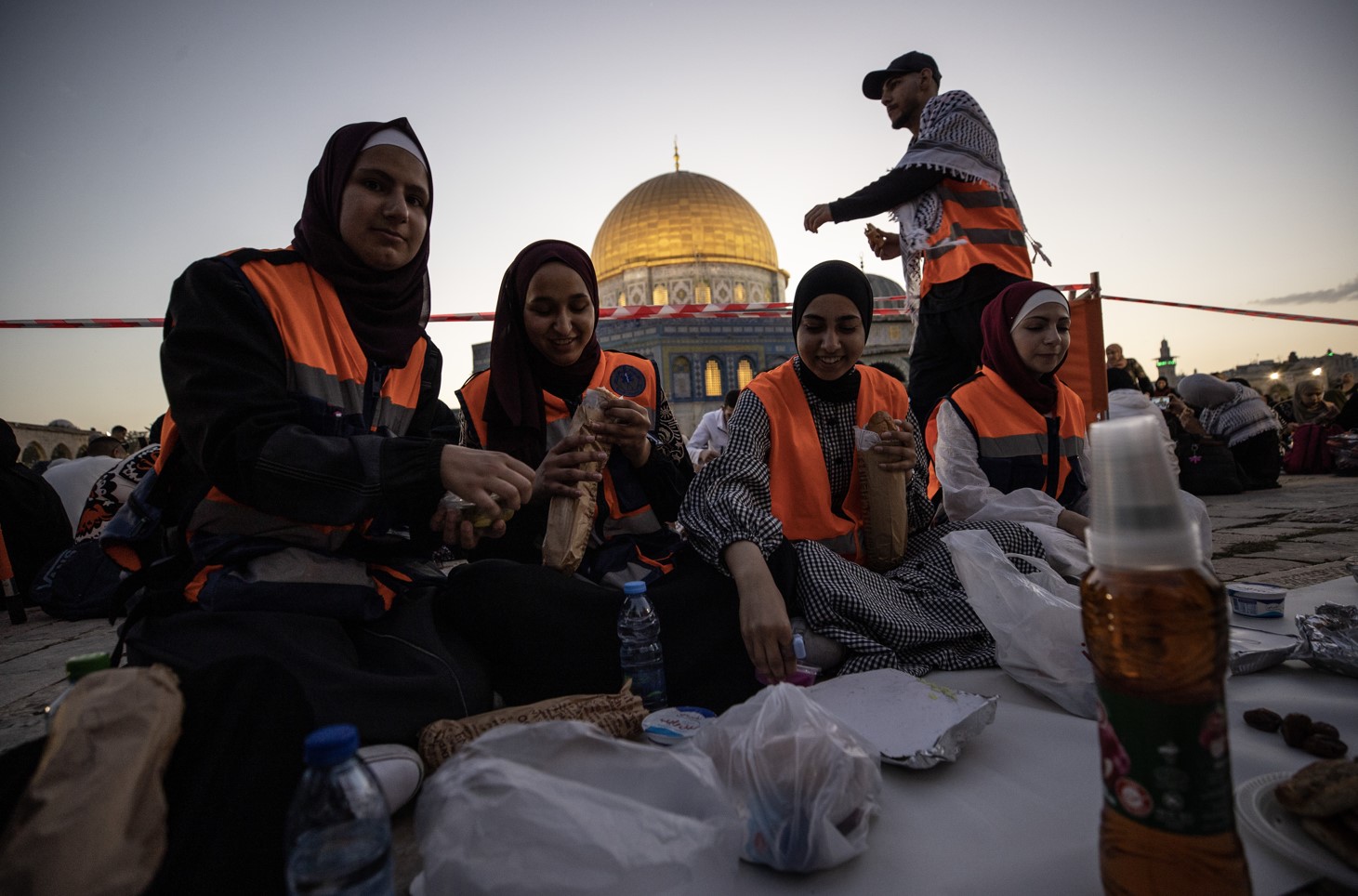 Filistin'in ve dünyanın dört bir yanından Kudüs'e gelerek Mescidi Aksa'daki geleneksel iftar sofralarında buluşan Müslümanlar, burada Ramazan günlerinin manevi ikliminin benzersiz olduğunu belirtiyor.