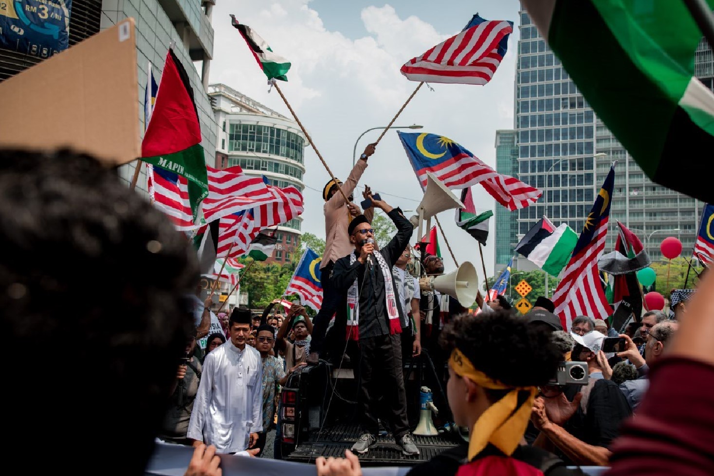 Malezya'da "Dünya Kudüs Günü" etkinlikleri kapsamında başkent Kuala Lumpur'da bir araya gelen ve Filistin bayrakları taşıyan onlarca kişi, yürüyüş düzenledi.
