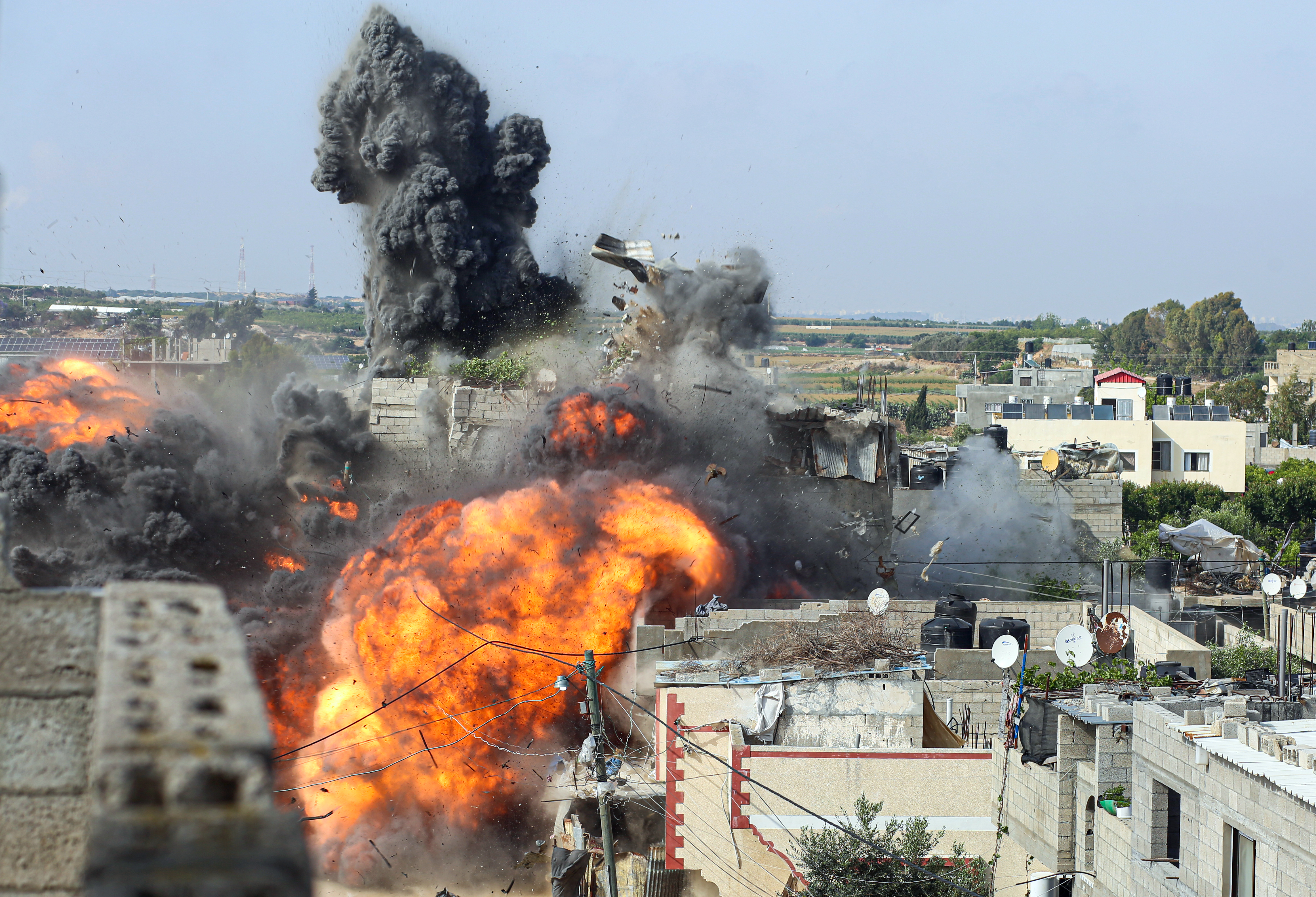 İşgal rejimi, Gazze kentinin Şucaiyye semtindeki Abu Al-Ata ailesine ait binaya saldırı düzenledi.