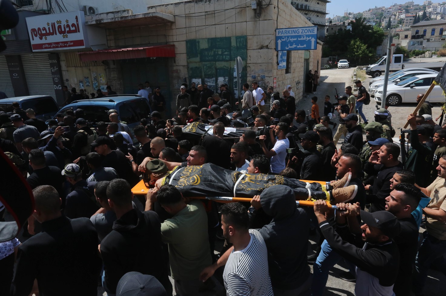 İşgal rejimi güçlerinin, Batı Şeria'nın Cenin kenti güneyindeki Kabatya beldesine düzenlediği baskın sırasında şehit olan Ahmed Cemal Asaf (19) ve Rani Velid Katnat (24) için beldede cenaze töreni düzenlendi. Cenazeye çok sayıda kişi katıldı.
