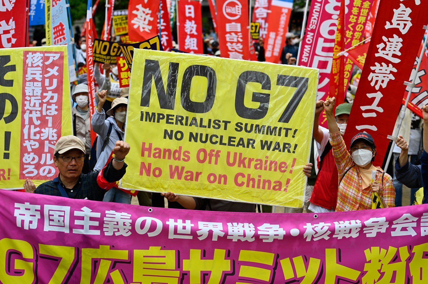 Japonya'nın Hiroşima kentinde 19-21 Mayıs'ta düzenlenecek "2023 G7 Liderler Zirvesi"nin hemen öncesinde bir araya gelen göstericiler, zirveye yönelik protesto yürüyüşü gerçekleştirdi.
