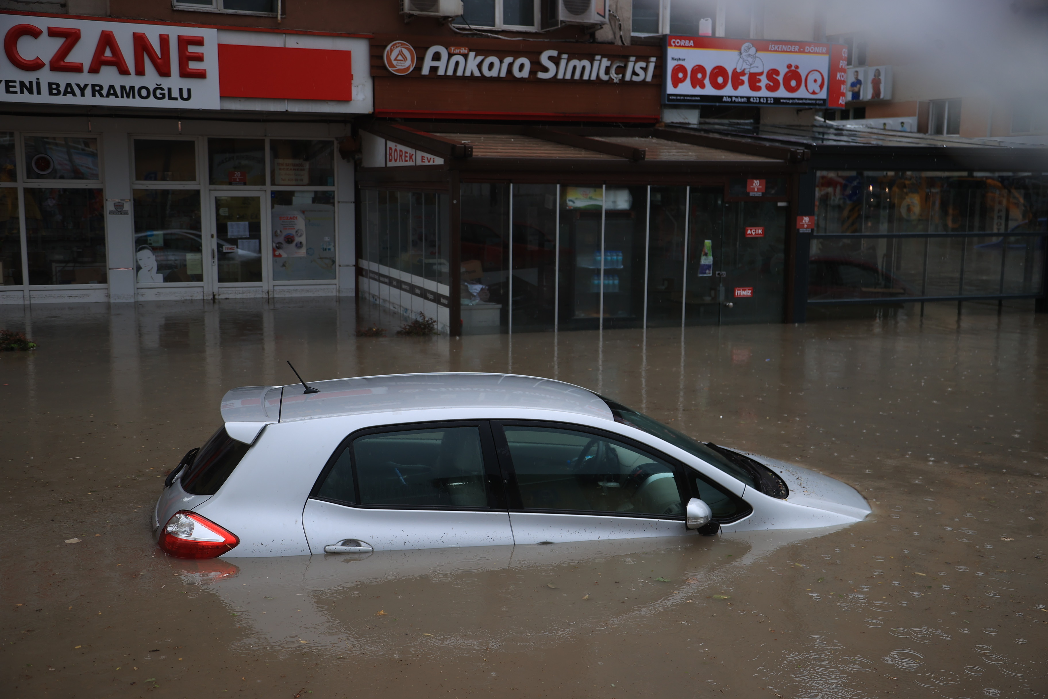 AA-20230611-31401471-31401461-STREETS_FLOOD_AFTER_HEAVY_RAINS_IN_ANKARA