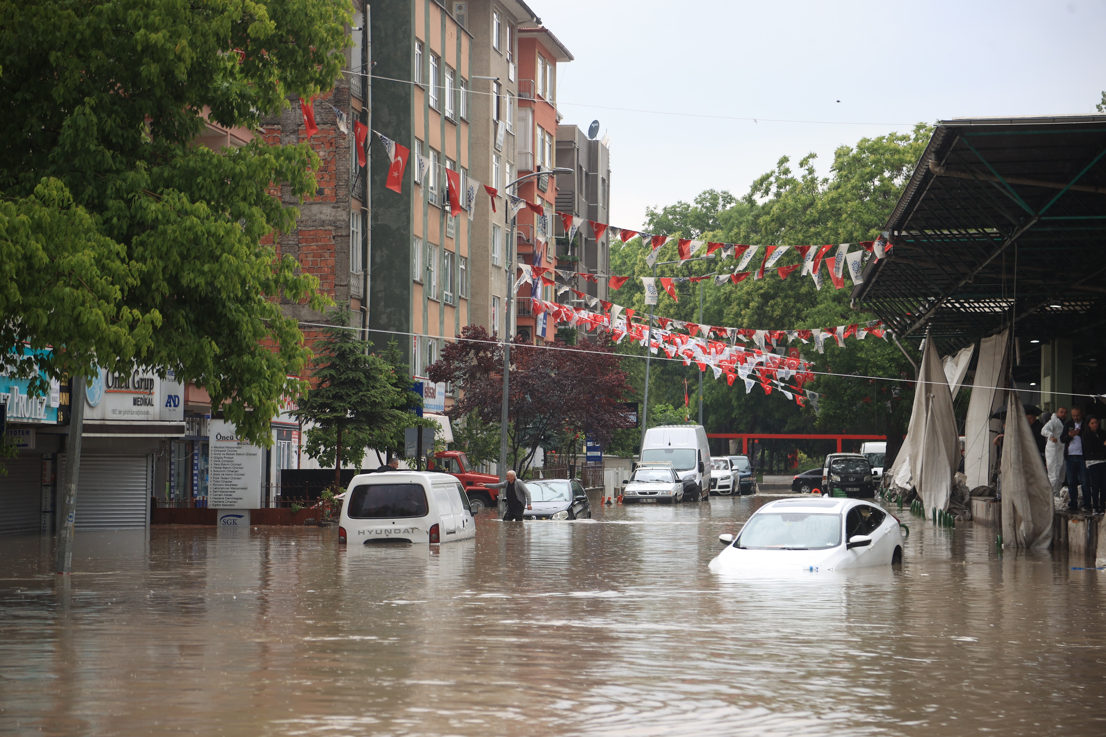 AA-20230611-31401471-31401468-STREETS_FLOOD_AFTER_HEAVY_RAINS_IN_ANKARA