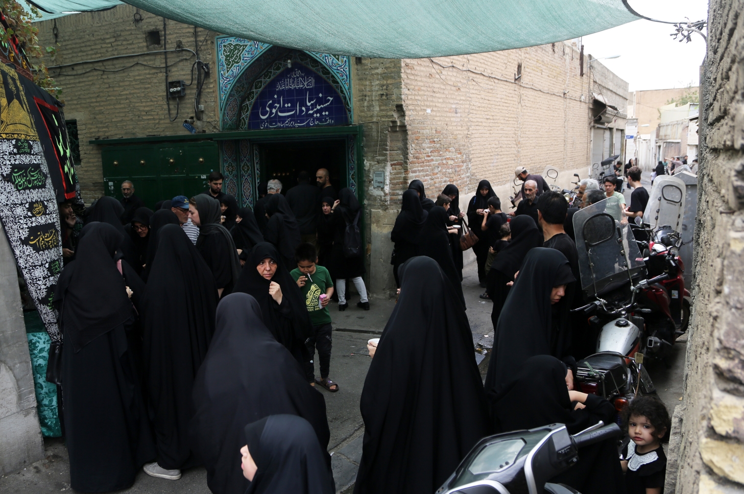 İran'da Muharrem ayı etkinlikleri kapsamında Başkent Tahran'ın güneyinde yer alan en eski hüseyniyelerinden biri ve yaklaşık 250 yıl bir geçmişe sahip olan Sadat Ahavi Hüseyniyesi'nde , Muharrem ayı boyunca sabahlar geleneksel yas törenleri düzenleniyor.
