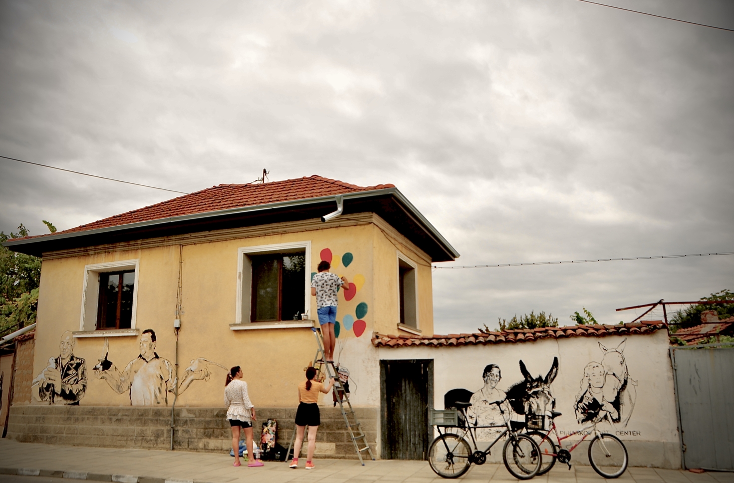 Bulgaristan'ın Staro Jelezare köyünde sanatçılar, her yıl evlerin duvarlarına güncel bir konu seçerek resimler çiziyor.
