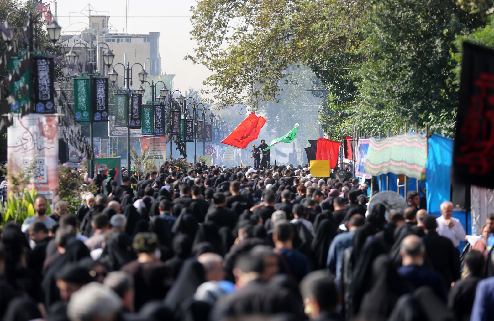 İran İslam Cumhuriyeti'nde İmam Hüseyin (a.s.) ve beraberindeki 72 kişinin şehit edilişinin 40. gününün anıldığı "Erbain" matem merasimleri düzenlendi. Başkent Tahran'da düzenlenen etkinliklere katılan İranlılar, mersiyeler eşliğinde şehrin güneyindeki Şah Abdülazim Türbesi'ne doğru yürüdü.