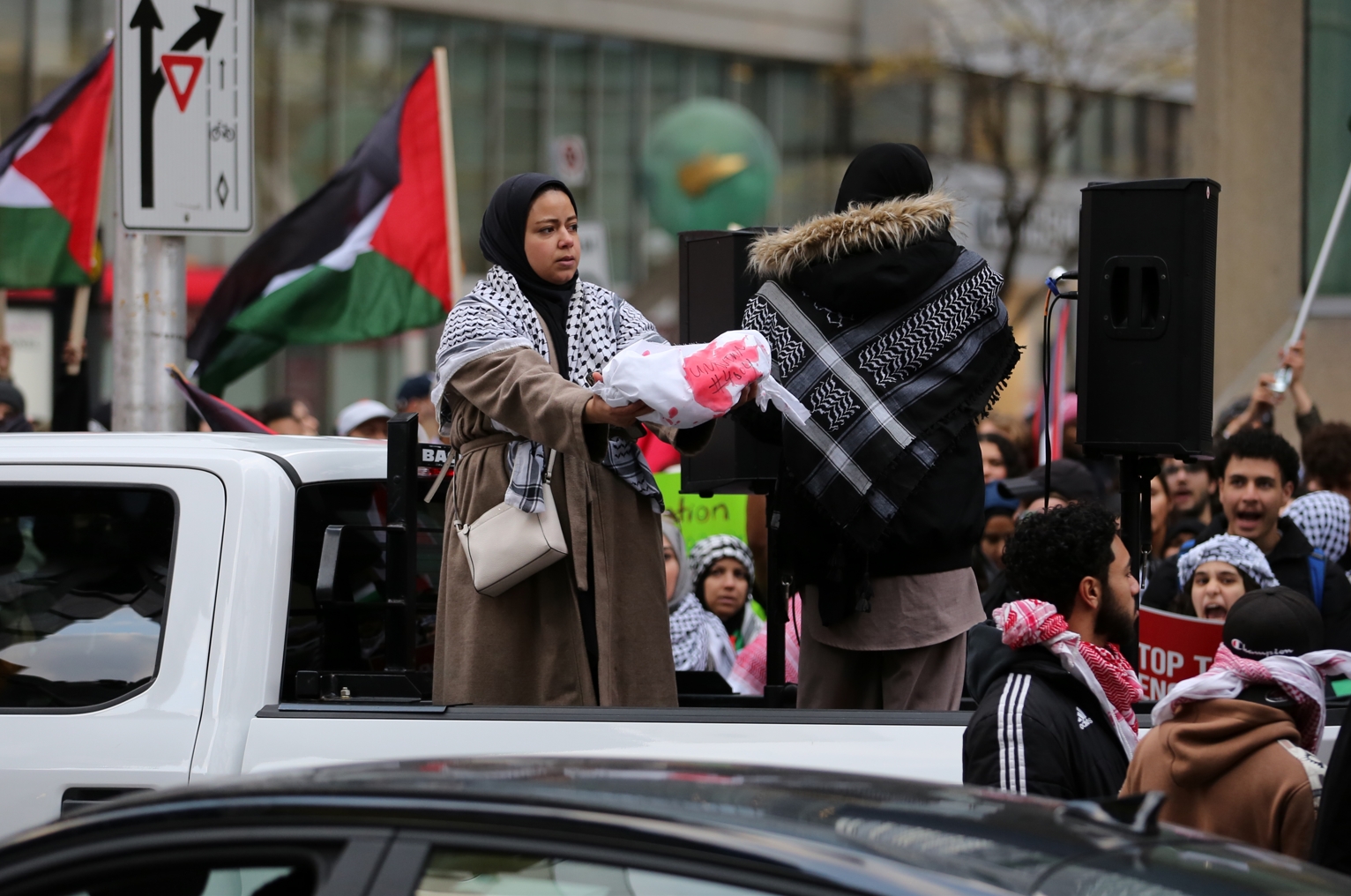 Kanada'nın Toronto kentindeki işgalci İsrail Başkonsolosluğu önünde toplanan protestocular, Siyonist İsrail hükümetinin Gazze'deki saldırılarını kınamak için bir araya geldi. Göstericiler bayrak ve pankart taşıyarak slogan attı.
