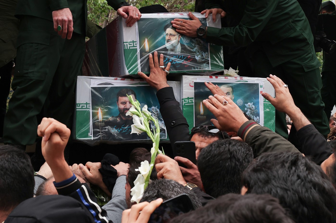 İbrahim Reisi'nin cenaze törenine yoğun katılım